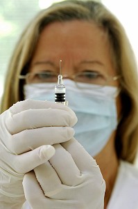 MEDECIN PREPARANT UN VACCIN, VACCINATION CONTRE LE VIRUS H1N1 OU LA GRIPPE A 