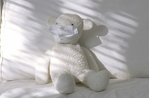 OURS EN PELUCHE AVEC UN MASQUE CHIRURGICAL, PREVENTION ET LUTTE CONTRE LE VIRUS H1N1 OU LA GRIPPE A 