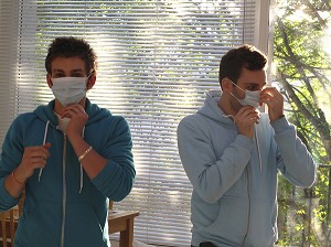 ADOLESCENTS AVEC UN MASQUE CHIRURGICAL, GESTES DE PREVENTION ET DE LUTTE CONTRE LE VIRUS H1N1 OU LA GRIPPE A 
