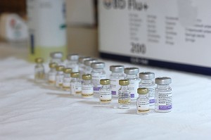 FLACONS D'EMULSION ET ADJUVANT, VACCINATION CONTRE LE VIRUS H1N1 OU LA GRIPPE A, CENTRE DE VACCINATION DU XVIIIEME ARRONDISSEMENT, PARIS, FRANCE 