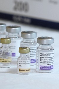 FLACONS D'EMULSION ET ADJUVANT, VACCINATION CONTRE LE VIRUS H1N1 OU LA GRIPPE A, CENTRE DE VACCINATION DU XVIIIEME ARRONDISSEMENT, PARIS, FRANCE 