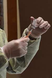 PREPARATION D'UN VACCIN, VACCINATION CONTRE LE VIRUS H1N1 OU LA GRIPPE A, CENTRE DE VACCINATION DU XVIIIEME ARRONDISSEMENT, PARIS, FRANCE 