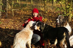 JEUNE FEMME EN FORET AVEC SES CHIENS 