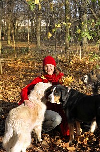 JEUNE FEMME EN FORET AVEC SES CHIENS 