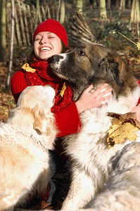 JEUNE FEMME EN FORET AVEC SES CHIENS 