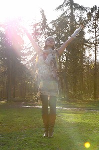 NATURE, SOURCE DE BIEN-ETRE. JEUNE FEMME SE RESSOURCANT EN FORET 