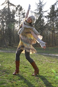 JOIE DE VIVRE ET ENERGIE POSITIVE EN AUTOMNE, SAISON MORNE. JEUNE FEMME DANSANT DANS UNE FORET 