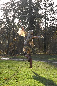 JOIE DE VIVRE ET ENERGIE POSITIVE EN AUTOMNE, SAISON MORNE. JEUNE FEMME DANSANT DANS UNE FORET 
