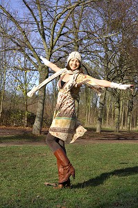 JOIE DE VIVRE ET ENERGIE POSITIVE EN AUTOMNE, SAISON MORNE. JEUNE FEMME DANSANT DANS UNE FORET 