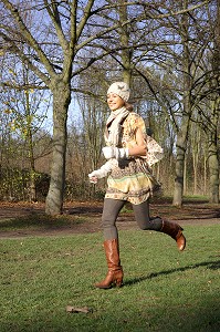 JOIE DE VIVRE ET ENERGIE POSITIVE EN AUTOMNE, SAISON MORNE. JEUNE FEMME DANSANT DANS UNE FORET 