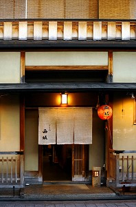 OCHAYA OU MAISON DE THE TRADITIONNELLE, LIEU OU LES GEISHAS (GEIKO A KYOTO) ET LES APPRENTIES GEISHAS (MAIKOS A KYOTO) DIVERTISSENT LEURS CLIENTS, QUARTIER DE GION, KYOTO, JAPON, ASIE 