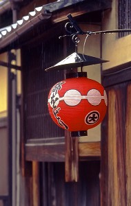 LANTERNE DE PAPIER ROUGE TRADITIONNELLE (CHOCHIN) AVEC LES ARMOIRIES DE LA MAISON DE GEISHAS (OKIYA), OU HABITENT LES GEISHAS (GEIKO) ET LES APPRENTIES (MAIKO), QUARTIER DE GION, KYOTO, JAPON, ASIE 