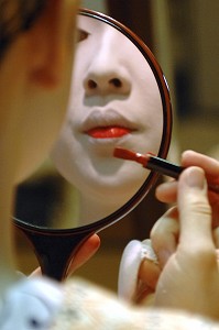 MAQUILLAGE TRADITIONNEL (DORAN) D’UNE MAIKO (APPRENTIE GEISHA), APPLICATION DU ROUGE A LEVRES (KUSHIBENI) AU PINCEAU, UNE PETITE BOUCHE (OCHOBO KUSHI) ETANT UN CRITERE DE BEAUTE, QUARTIER DE GION, KYOTO, JAPON, ASIE 