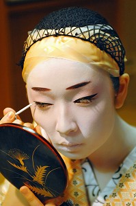 MAQUILLAGE TRADITIONNEL (DORAN) D’UNE GEIKO (GEISHA), TRAIT NOIR POUR SOULIGNER LE CONTOUR DES YEUX, LES CHEVEUX SONT ATTACHES POUR METTRE UNE PERRUQUE (KATSURA), QUARTIER DE GION, KYOTO, JAPON, ASIE 