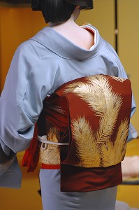 HABILLAGE D'UNE GEIKO (GEISHA) DANS SA MAISON (OKIYA), CEINTURE LARGE (OBI) FIXEE SUR UN KIMONO (OBEBE) AVEC UNE CORDE FINE (OBIJIME), QUARTIER DE GION, KYOTO, JAPON, ASIE 