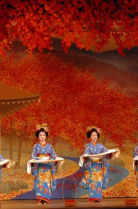 DANSE DES CERISIERS INTERPRETEE PAR LES GEIKOS ET MAIKOS DANSEUSES (TACHIKATA), SPECTACLE MIYAKO-ODORI AU THEATRE KABURENJO DE DANSE TRADITIONNELLE, QUARTIER DE GION-KOBU, KYOTO, JAPON, ASIE 