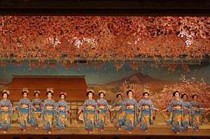 DANSE DES CERISIERS INTERPRETEE PAR LES GEIKOS ET MAIKOS DANSEUSES (TACHIKATA), SPECTACLE MIYAKO-ODORI AU THEATRE KABURENJO DE DANSE TRADITIONNELLE, QUARTIER DE GION-KOBU, KYOTO, JAPON, ASIE 