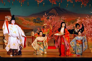 DANSE DES CERISIERS INTERPRETEE PAR LES GEIKOS ET MAIKOS DANSEUSES (TACHIKATA), SPECTACLE MIYAKO-ODORI AU THEATRE KABURENJO DE DANSE TRADITIONNELLE, QUARTIER DE GION-KOBU, KYOTO, JAPON, ASIE 