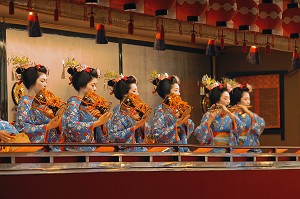 DANSE DES CERISIERS INTERPRETEE PAR LES MAIKOS ET LES GEIKOS MUSICIENNES (JIKATA) QUI JOUENT DU TAMBOUR (TSUTSUMI) ET DE LA FLUTE TRAVERSIERE, SPECTACLE MIYAKO-ODORI AU THEATRE KABURENJO DE DANSE TRADITIONNELLE, QUARTIER DE GION-KOBU, KYOTO, JAPON, ASIE 