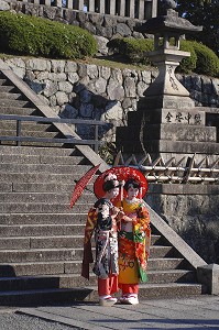 JEUNES FEMMES ASIATIQUES DEGUISEES EN GEISHA AVEC UNE OMBRELLE DE PAPIER AU TEMPLE DE KIYOMIZU DERA, KYOTO, JAPON, ASIE 