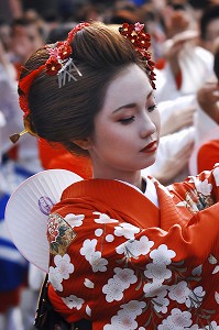 JEUNE FEMME JAPONAISE HABILLEE EN MAIKO (APPRENTIE GEISHA) ET PORTANT LE MAQUILLAGE TRADITIONNEL (DORAN) LORS DE LA FETE FEODALE DES SEIGNEURS, LE DAIMYO GYORETSU, OU LES JAPONAIS DEFILENT EN COSTUME D'EPOQUE, HAKONE, JAPON, ASIE 