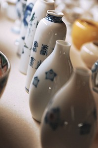 PETITES BOUTEILLES EN PORCELAINE CONTENANT DU SAKE, BOISSON ALCOOLISEE A BASE DE RIZ QUE L'ON SERT DANS DE PETITES TASSES, JAPON, ASIE 