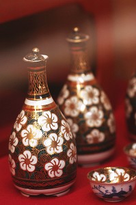 PETITES BOUTEILLES EN PORCELAINE CONTENANT DU SAKE, BOISSON ALCOOLISEE A BASE DE RIZ QUE L'ON SERT DANS DE PETITES TASSES, JAPON, ASIE 