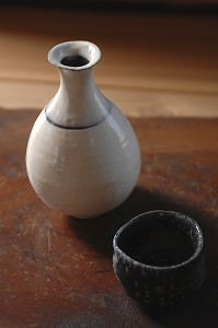 PETITES BOUTEILLES EN PORCELAINE CONTENANT DU SAKE, BOISSON ALCOOLISEE A BASE DE RIZ QUE L'ON SERT DANS DE PETITES TASSES, JAPON, ASIE 