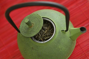 THE VERT ORDINAIRE JAPONAIS (SENCHA) EN FEUILLES DANS UNE THEIERE OU BOUILLOIRE (CHAGAMA), THE AU GOUT D'ALGUE OU D'HERBE, TRES UTILISE AU JAPON, NOTAMMENT POUR SES VERTUS ANTI-OXYDANTES 