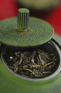 THE VERT ORDINAIRE JAPONAIS (SENCHA) EN FEUILLES DANS UNE THEIERE OU BOUILLOIRE (CHAGAMA), THE AU GOUT D'ALGUE OU D'HERBE, TRES UTILISE AU JAPON, NOTAMMENT POUR SES VERTUS ANTI-OXYDANTES 
