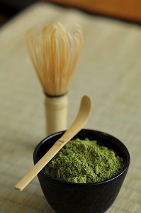 USTENSILES UTILISES POUR LA CEREMONIE TRADITIONNELLE DU THE. THE VERT JAPONAIS EN POUDRE (MATCHA) DANS SON BOL (CHAWAN), PETITE ECOPE (CHASHAKU) ET FOUET (CHASEN) EN BAMBOU, JAPON, ASIE 