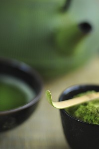 USTENSILES UTILISES POUR LA CEREMONIE TRADITIONNELLE DU THE. THE VERT JAPONAIS EN POUDRE (MATCHA) DANS SON BOL (CHAWAN), PETITE ECOPE (CHASHAKU) EN BAMBOU ET THEIERE OU BOUILLOIRE (CHAGAMA), JAPON, ASIE 