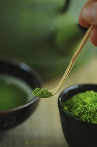 USTENSILES UTILISES POUR LA CEREMONIE TRADITIONNELLE DU THE. THE VERT JAPONAIS EN POUDRE (MATCHA) DANS SON BOL (CHAWAN), PETITE ECOPE (CHASHAKU) ET FOUET (CHASEN) EN BAMBOU, JAPON, ASIE 