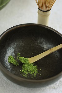 USTENSILES UTILISES POUR LA CEREMONIE TRADITIONNELLE DU THE. THE VERT JAPONAIS EN POUDRE (MATCHA) DANS SON BOL (CHAWAN), PETITE ECOPE (CHASHAKU) ET FOUET (CHASEN) EN BAMBOU, JAPON, ASIE 