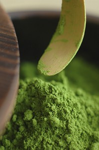 PREPARATION DE LA CEREMONIE TRADITIONNELLE DU THE. THE VERT JAPONAIS EN POUDRE (MATCHA), UTILISE AUSSI POUR PARFUMER LA CUISINE JAPONAISE ET PETITE ECOPE EN BAMBOU (CHASHAKU), JAPON, ASIE 