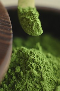 PREPARATION DE LA CEREMONIE TRADITIONNELLE DU THE. THE VERT JAPONAIS EN POUDRE (MATCHA), UTILISE AUSSI POUR PARFUMER LA CUISINE JAPONAISE ET PETITE ECOPE EN BAMBOU (CHASHAKU), JAPON, ASIE 