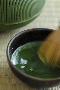 PREPARATION DE LA CEREMONIE TRADITIONNELLE DU THE. THE VERT JAPONAIS EN POUDRE (MATCHA), DILUE DANS L'EAU CHAUDE AVEC UN FOUET EN BAMBOU (CHASEN), JAPON, ASIE 