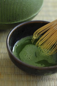 PREPARATION DE LA CEREMONIE TRADITIONNELLE DU THE. THE VERT JAPONAIS EN POUDRE (MATCHA), DILUE DANS L'EAU CHAUDE AVEC UN FOUET EN BAMBOU (CHASEN), JAPON, ASIE 