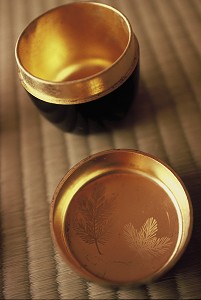 BOITE A THE VERT EN BOIS LAQUE (NATSUME) DECOREE DE MOTIFS DIFFERENTS SELON LES SAISONS, UTILISEE POUR LA CEREMONIE TRADITIONNELLE DU THE (CHANOYU), JAPON, ASIE 