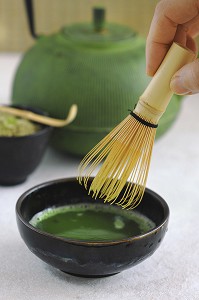 PREPARATION DE LA CEREMONIE TRADITIONNELLE DU THE. THE VERT JAPONAIS EN POUDRE (MATCHA), DILUE DANS L'EAU CHAUDE AVEC UN FOUET EN BAMBOU (CHASEN), JAPON, ASIE 