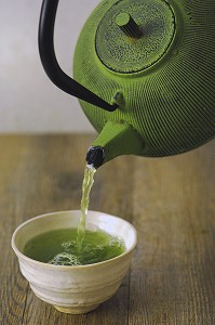 PREPARATION DU THE VERT JAPONAIS DE HAUTE QUALITE (GYOKURO) AU GOUT D’ALGUE TRES DOUX ET AUX VERTUS ANTIOXYDANTES, JAPON, ASIE 