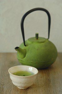 PREPARATION DU THE VERT JAPONAIS DE HAUTE QUALITE (GYOKURO) AU GOUT D’ALGUE TRES DOUX ET AUX VERTUS ANTIOXYDANTES, JAPON, ASIE 