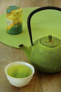 PREPARATION DU THE VERT JAPONAIS DE HAUTE QUALITE (GYOKURO) AU GOUT D’ALGUE TRES DOUX ET AUX VERTUS ANTIOXYDANTES, JAPON, ASIE 