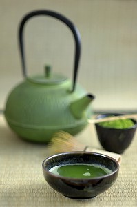 PREPARATION DE LA CEREMONIE TRADITIONNELLE DU THE. LE THE VERT JAPONAIS EN POUDRE (MATCHA) EST MIS EN PETITE QUANTITE DANS UN BOL AVEC UNE PETITE ECOPE (CHASHAKU) ET DILUE DANS L'EAU CHAUDE AVEC UN FOUET EN BAMBOU (CHASEN), JAPON, ASIE 