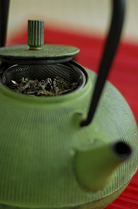THE VERT ORDINAIRE JAPONAIS (SENCHA) EN FEUILLES DANS UNE THEIERE OU BOUILLOIRE (CHAGAMA), THE AU GOUT D'ALGUE OU D'HERBE, TRES UTILISE AU JAPON, NOTAMMENT POUR SES VERTUS ANTI-OXYDANTES 