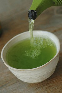 PREPARATION DU THE VERT JAPONAIS DE HAUTE QUALITE (GYOKURO) AU GOUT D’ALGUE TRES DOUX ET AUX VERTUS ANTIOXYDANTES, JAPON, ASIE 