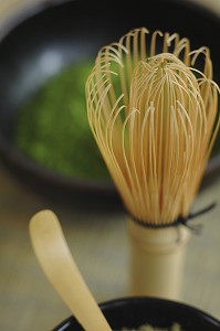 USTENSILES UTILISES POUR LA CEREMONIE TRADITIONNELLE DU THE. THE VERT JAPONAIS EN POUDRE (MATCHA) DANS SON BOL (CHAWAN), PETITE ECOPE (CHASHAKU) ET FOUET (CHASEN) EN BAMBOU, JAPON, ASIE 
