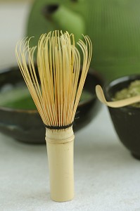 USTENSILES UTILISES POUR LA CEREMONIE TRADITIONNELLE DU THE. THE VERT JAPONAIS EN POUDRE (MATCHA) DANS SON BOL (CHAWAN), PETITE ECOPE (CHASHAKU) ET FOUET (CHASEN) EN BAMBOU, JAPON, ASIE 