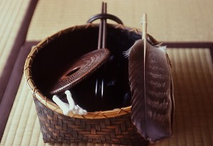PANIER CONTENANT UN BALAI DE PLUME, DES BATONNETS DE CHARBON, DES BAGUETTES ET D'AUTRES USTENSILES UTILISES POUR LA CEREMONIE TRADITIONNELLE DU THE (CHANOYU), JAPON, ASIE 