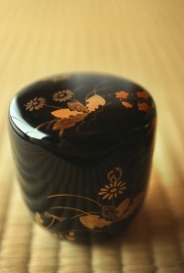 BOITE A THE VERT EN BOIS LAQUE (NATSUME) DECOREE DE MOTIFS DIFFERENTS SELON LES SAISONS, UTILISEE POUR LA CEREMONIE TRADITIONNELLE DU THE (CHANOYU), JAPON, ASIE 